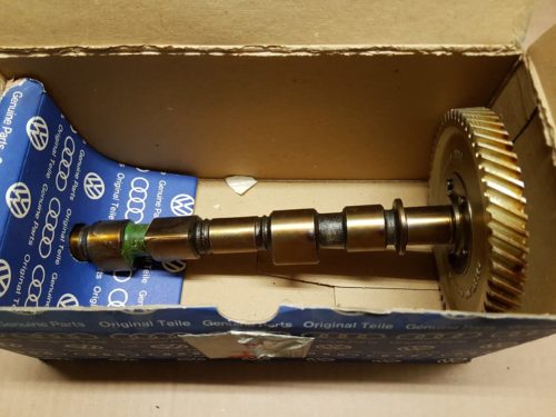 021109027L Camshaft with gear