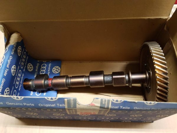 021109027M Camshaft with gear