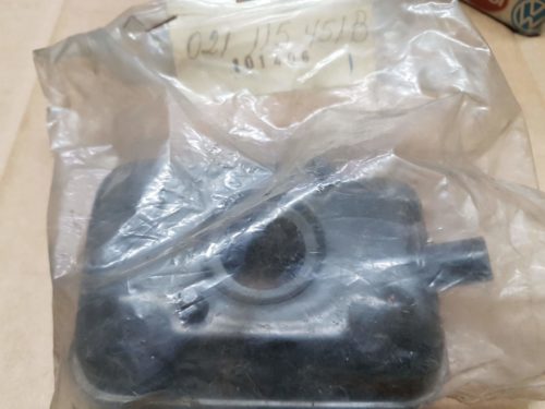 021115451B Oil filler breather box