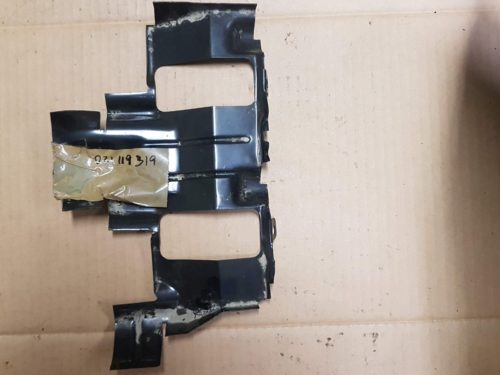 021119319 Deflector plate, left