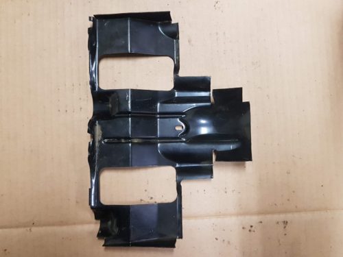 021119320 Deflector plate, right