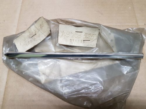 143853525 Molding, side panel front, upper left