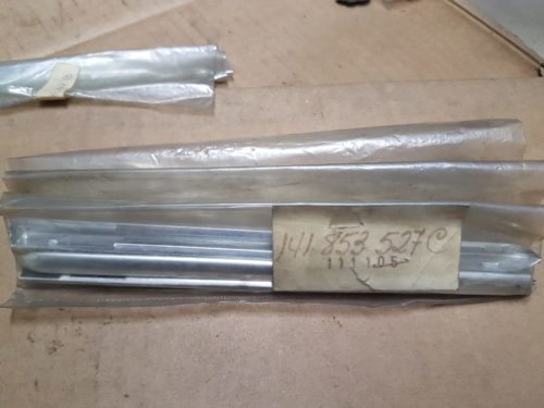 141853527C Molding, side panel front, lower