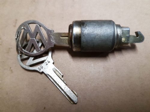 151857127 Lock with keys, glove compartment cover
