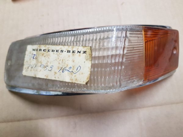 141953162D Turn signal lens, with frame, right