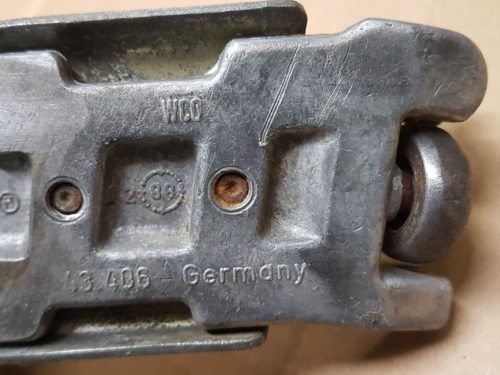251843406A Roller guide, lower, sliding door right