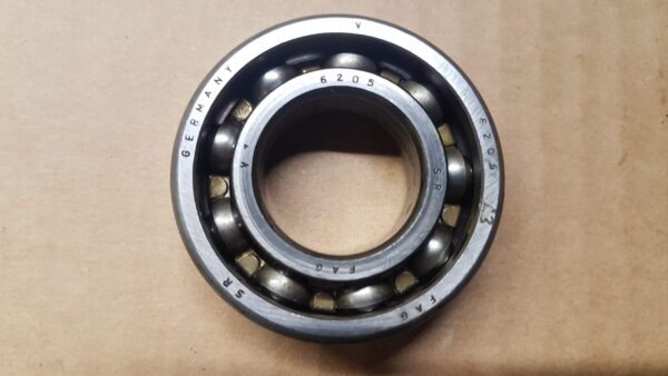 111307125 Roller bearing, rear