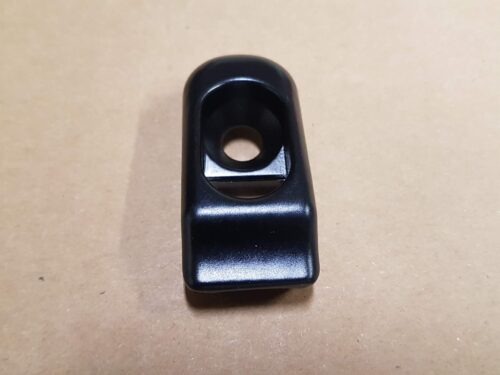 151871385C Hood catch