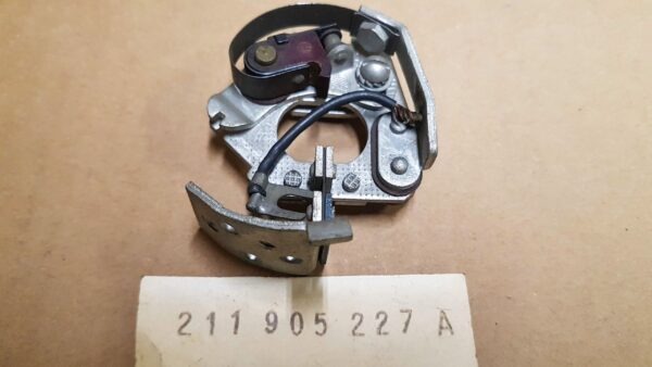 211905227A Contact breaker plate