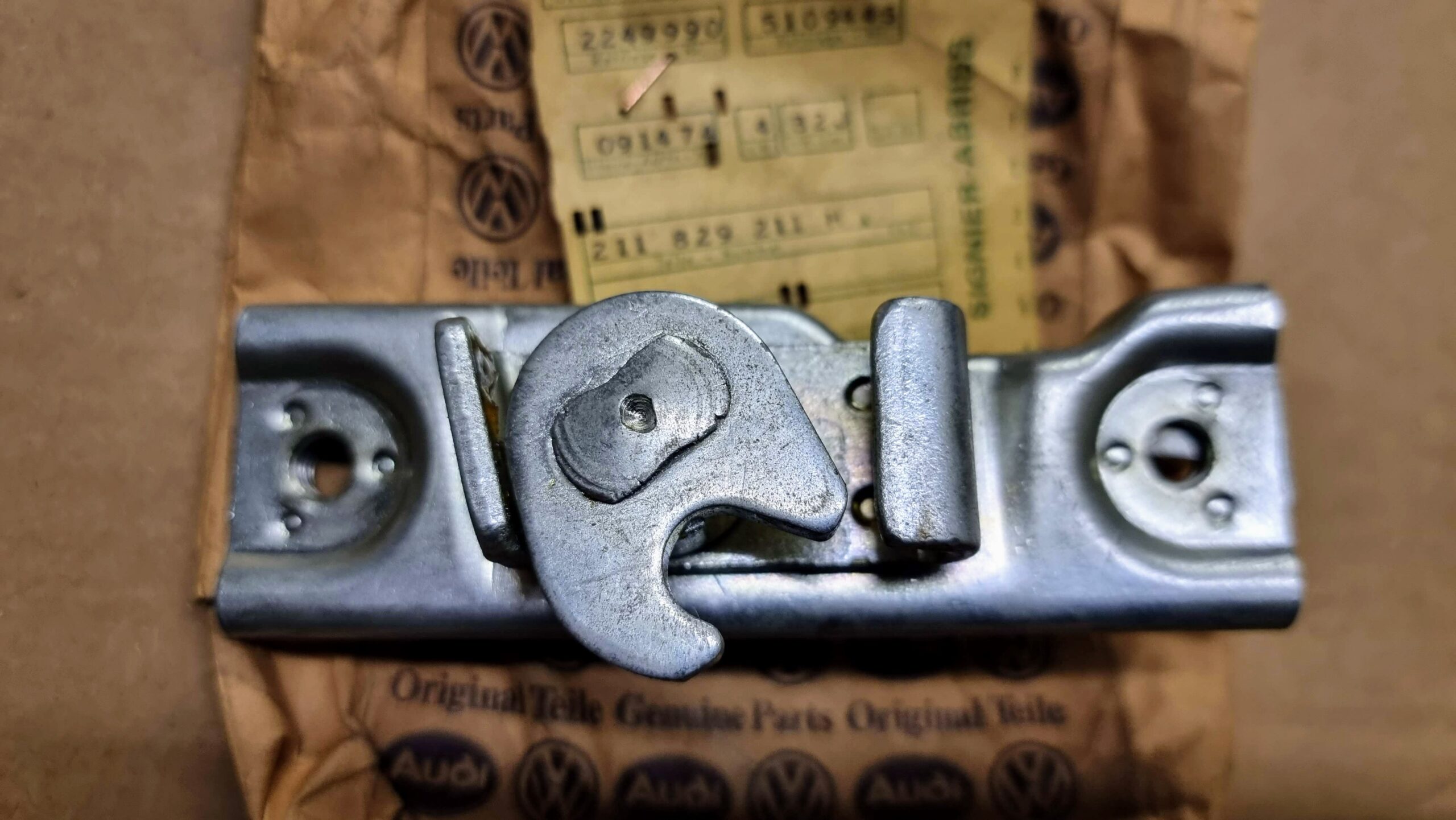 211829211H Rear panel lid lock | HERITAGE STOCKS - Original Parts