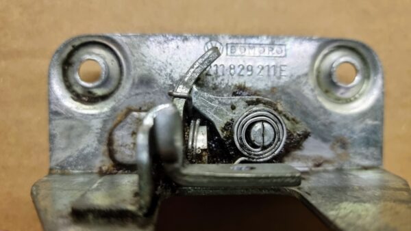 211829211E Lock rear panel lid