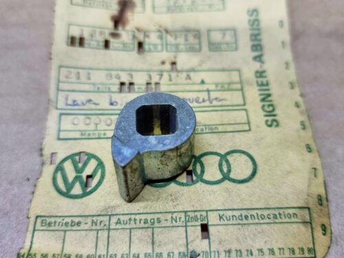 211843371A Operating cam hinge
