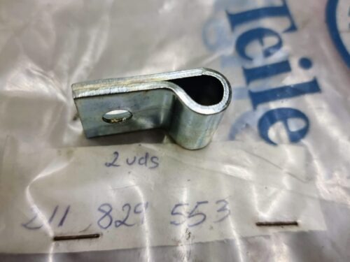 211829553 Engine lid hinge