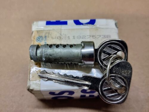 211827573B Lock cylinder with keys
