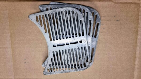 NOS 111857227 Grille, right