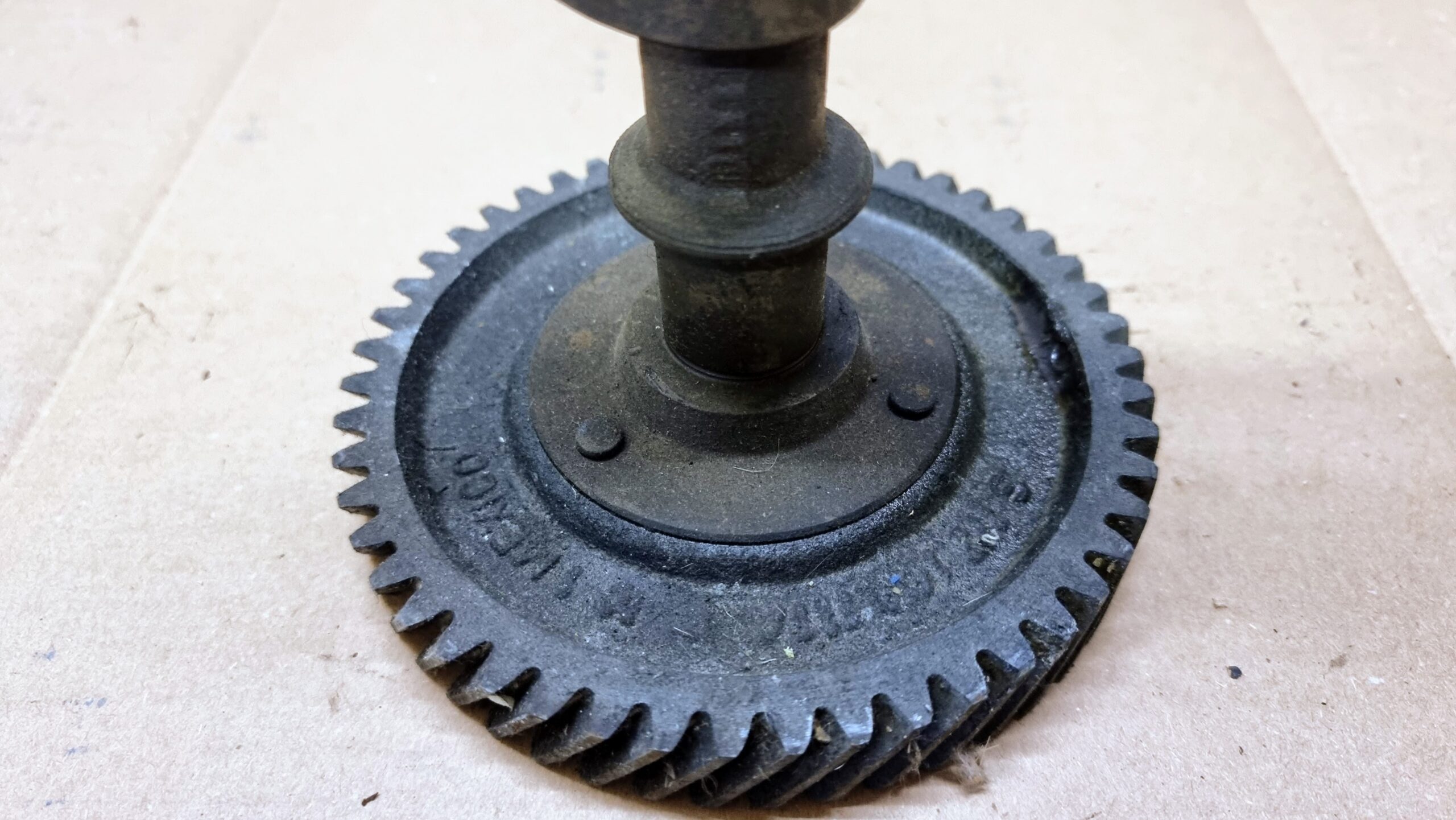 NOS 113109027D Camshaft with timing gear +3