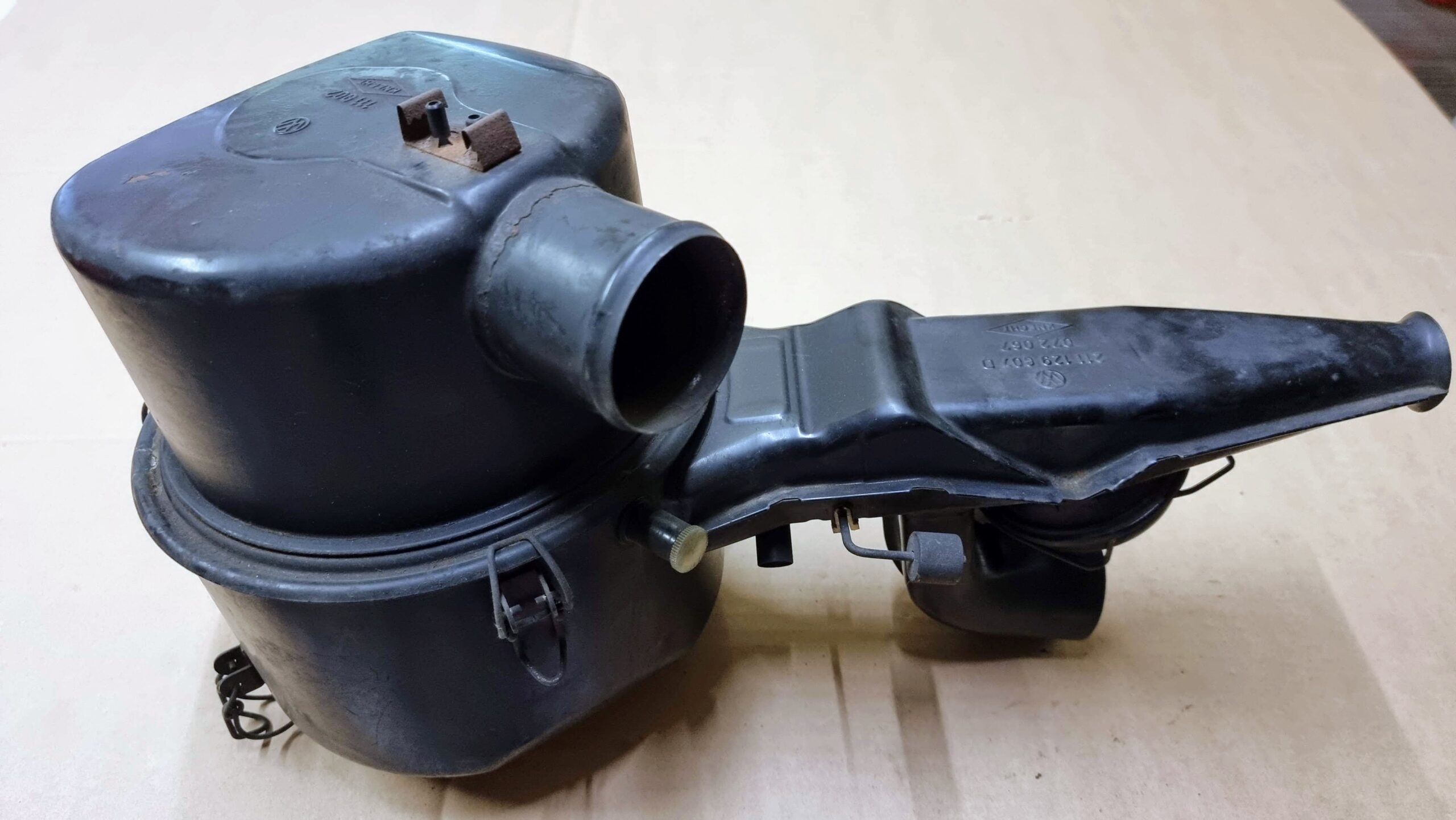 NOS 211129607D Air cleaner, oil bath