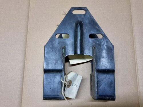 NOS 211199351 Retainer, engine carrier