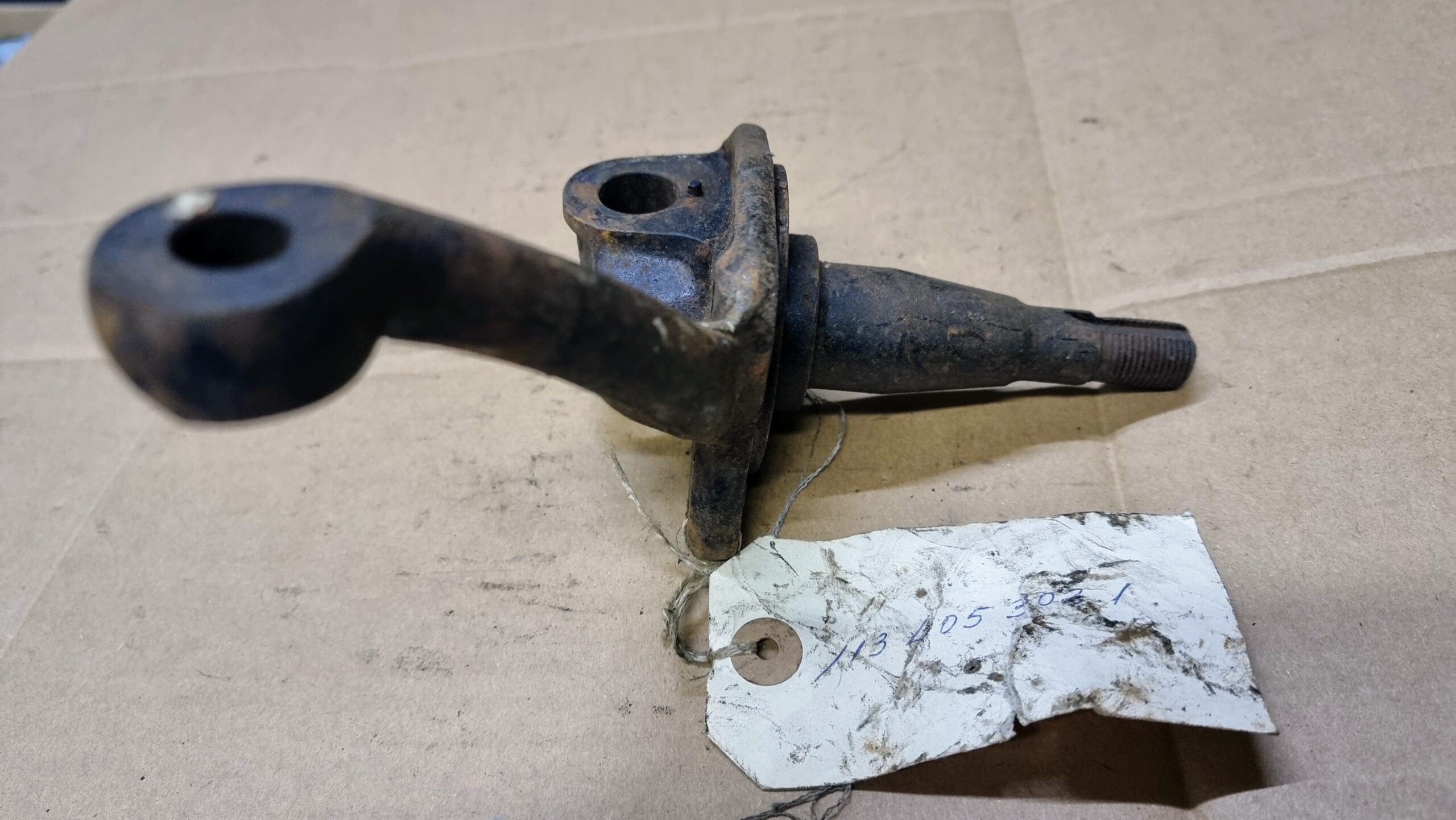 NOS 113405302.1 Steering knuckle, right
