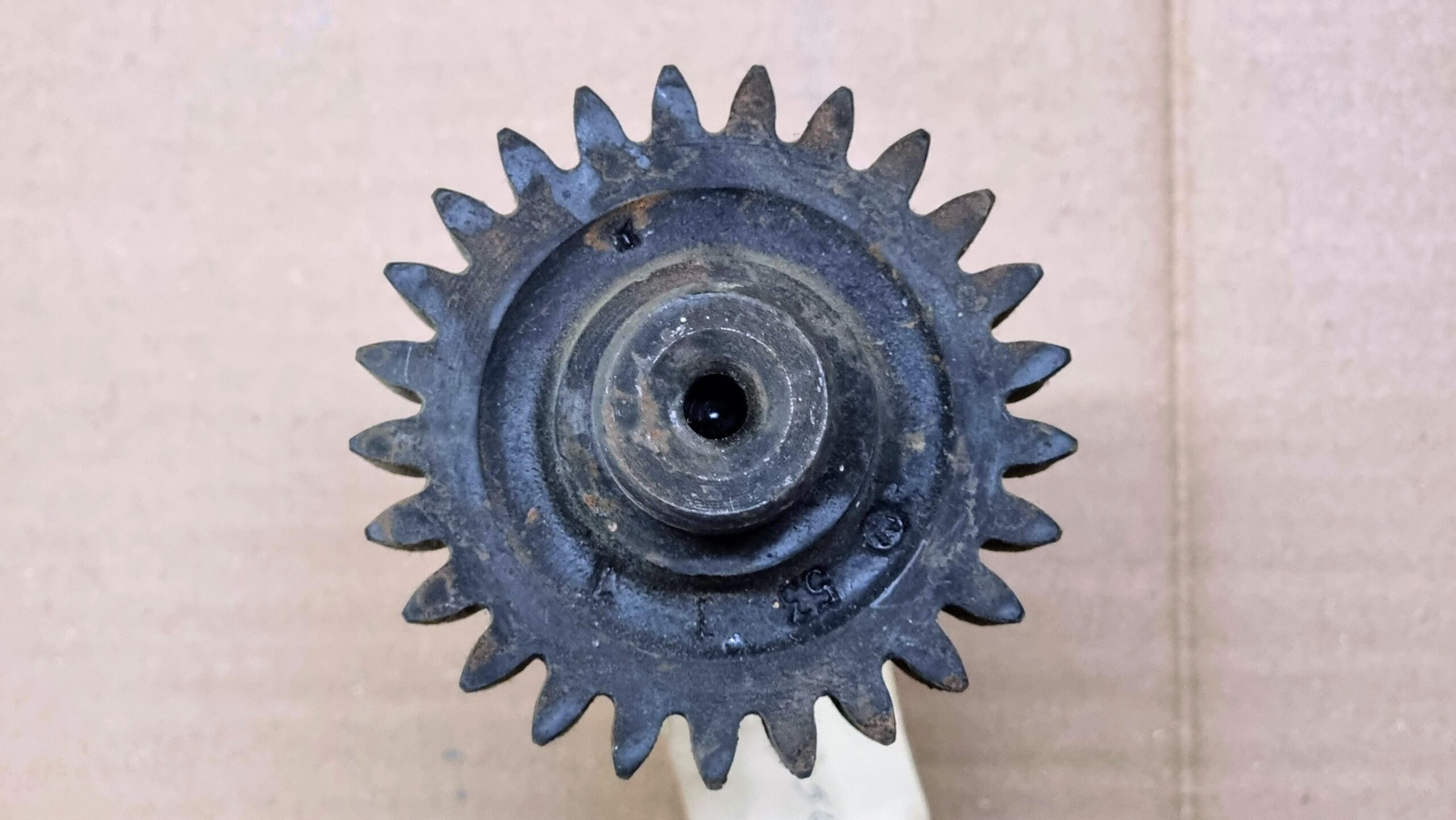 NOS 211501267B Gear shaft 25 teeth, rear axle