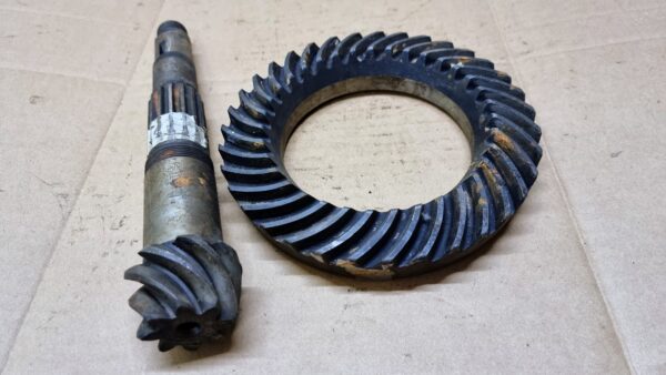 NOS 113517143B Ring gear and drive pinion 8:35, keyed