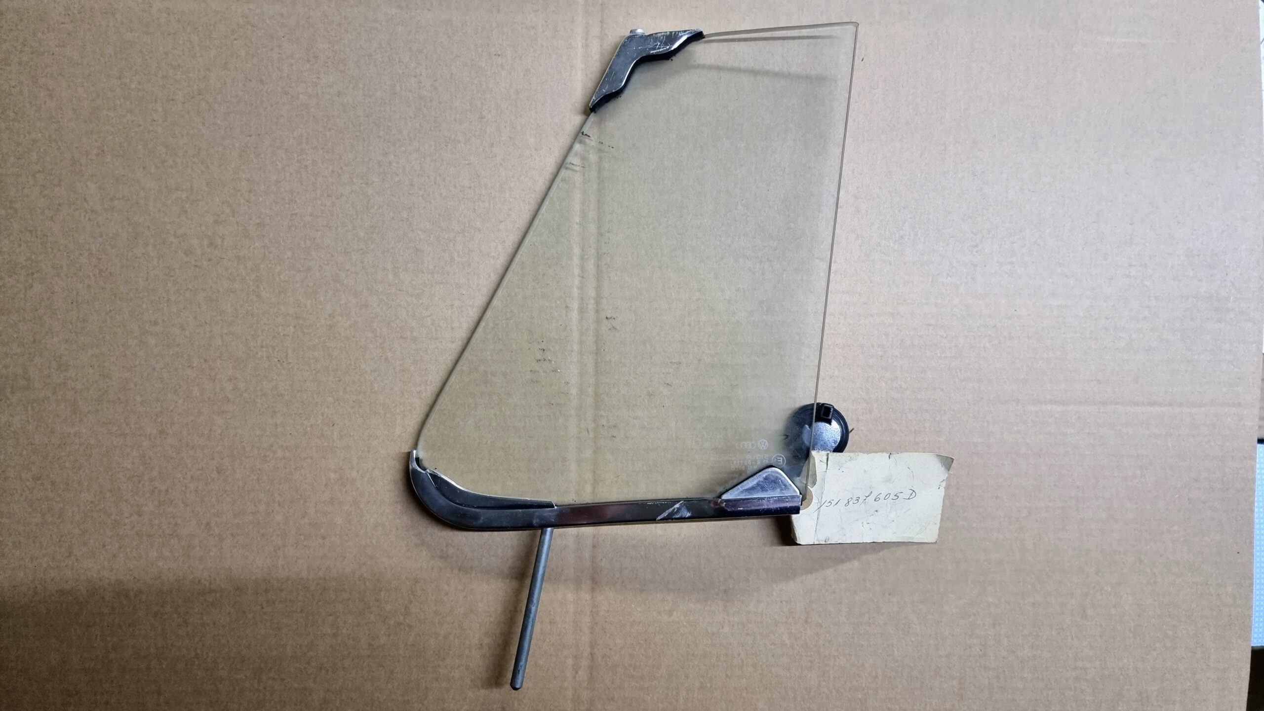 151837605D Vent wing, left