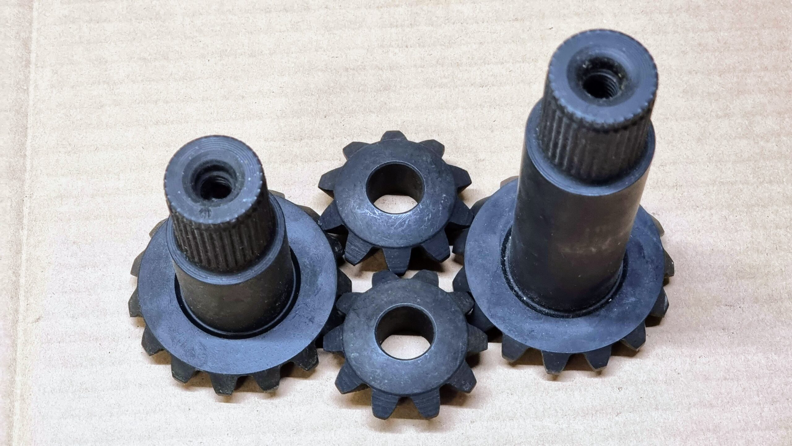 NOS 113598081 Set of differential pinions