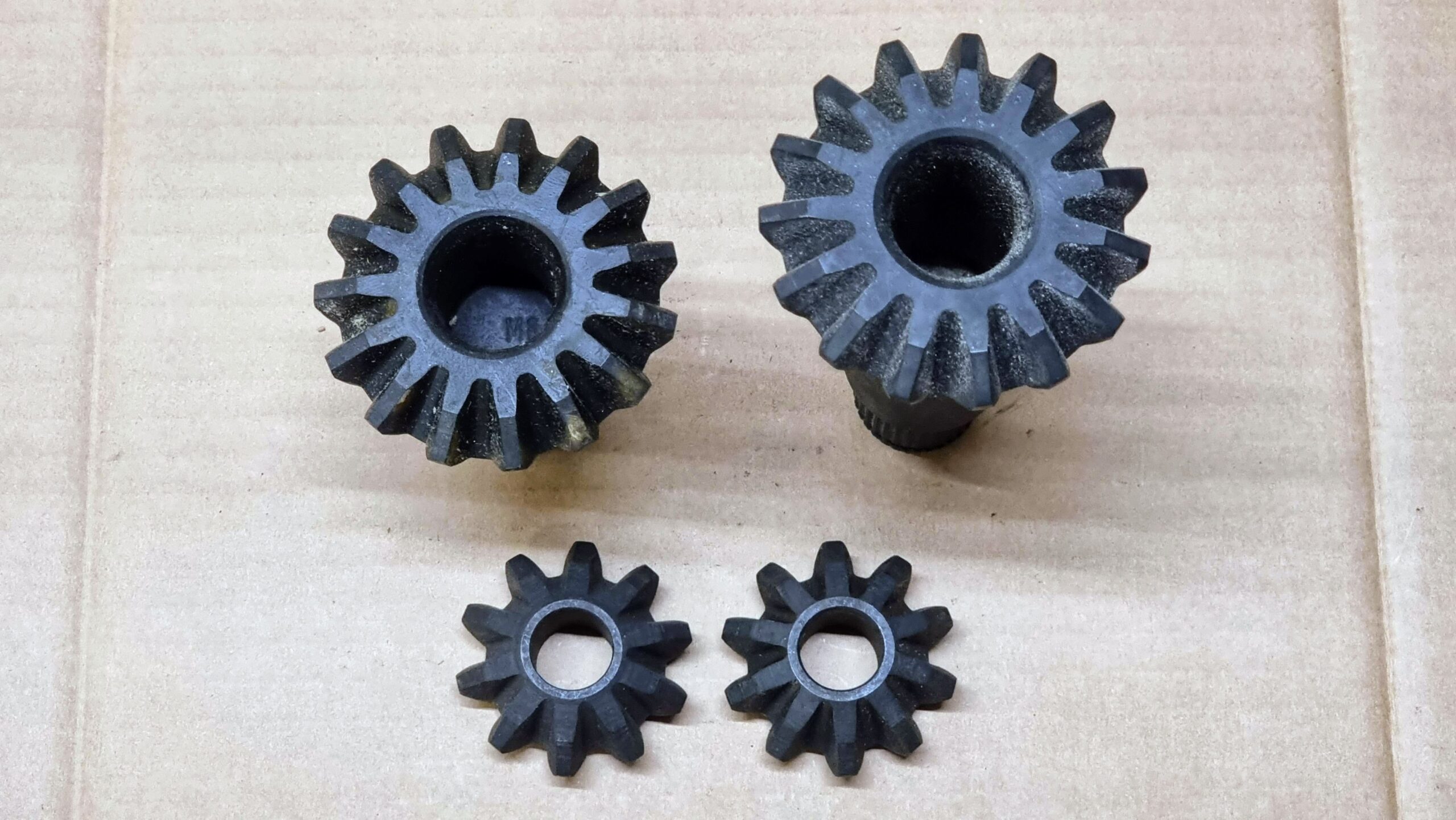NOS 113598081 Set of differential pinions
