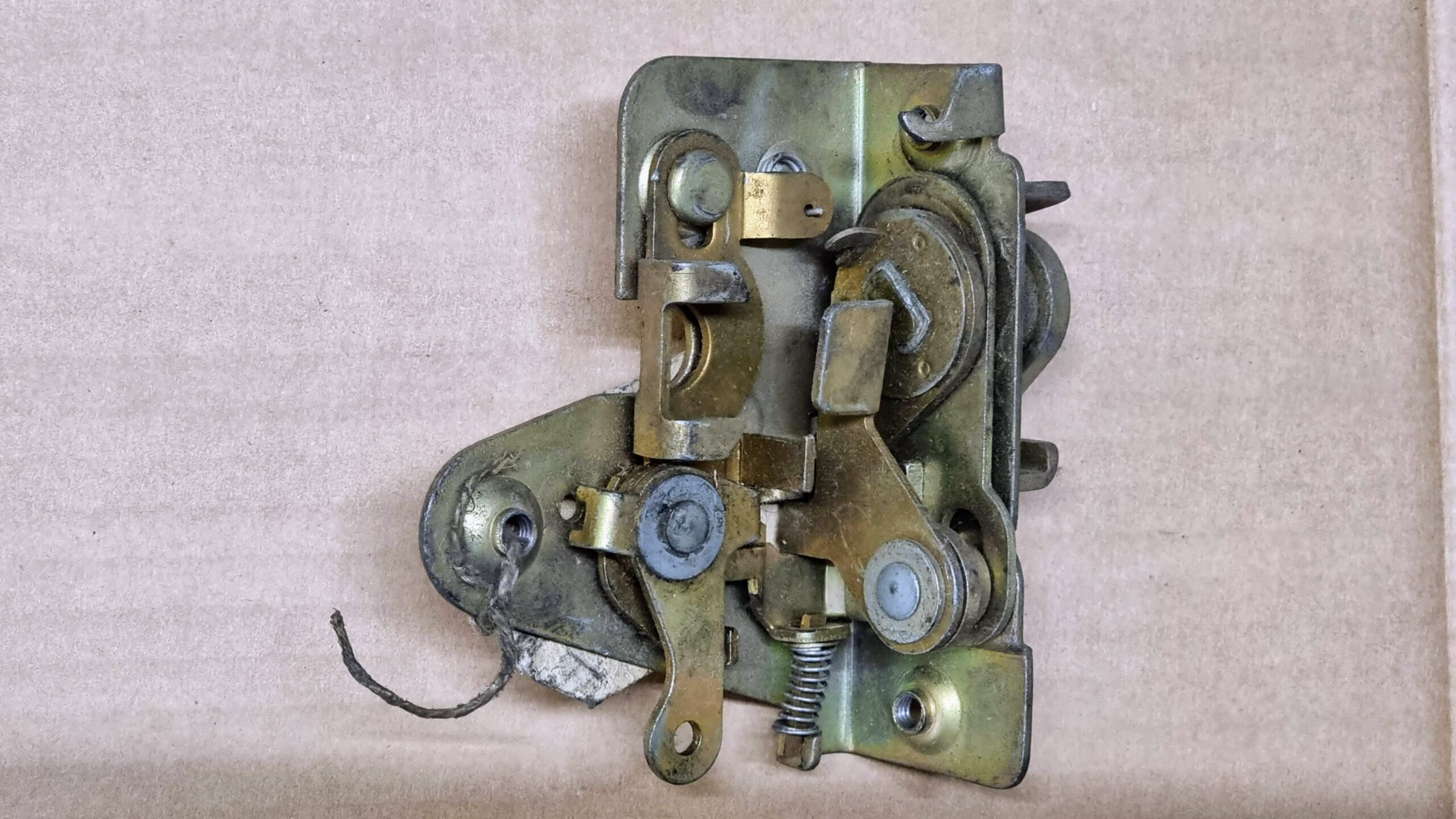 NOS 211837015F Door lock, left