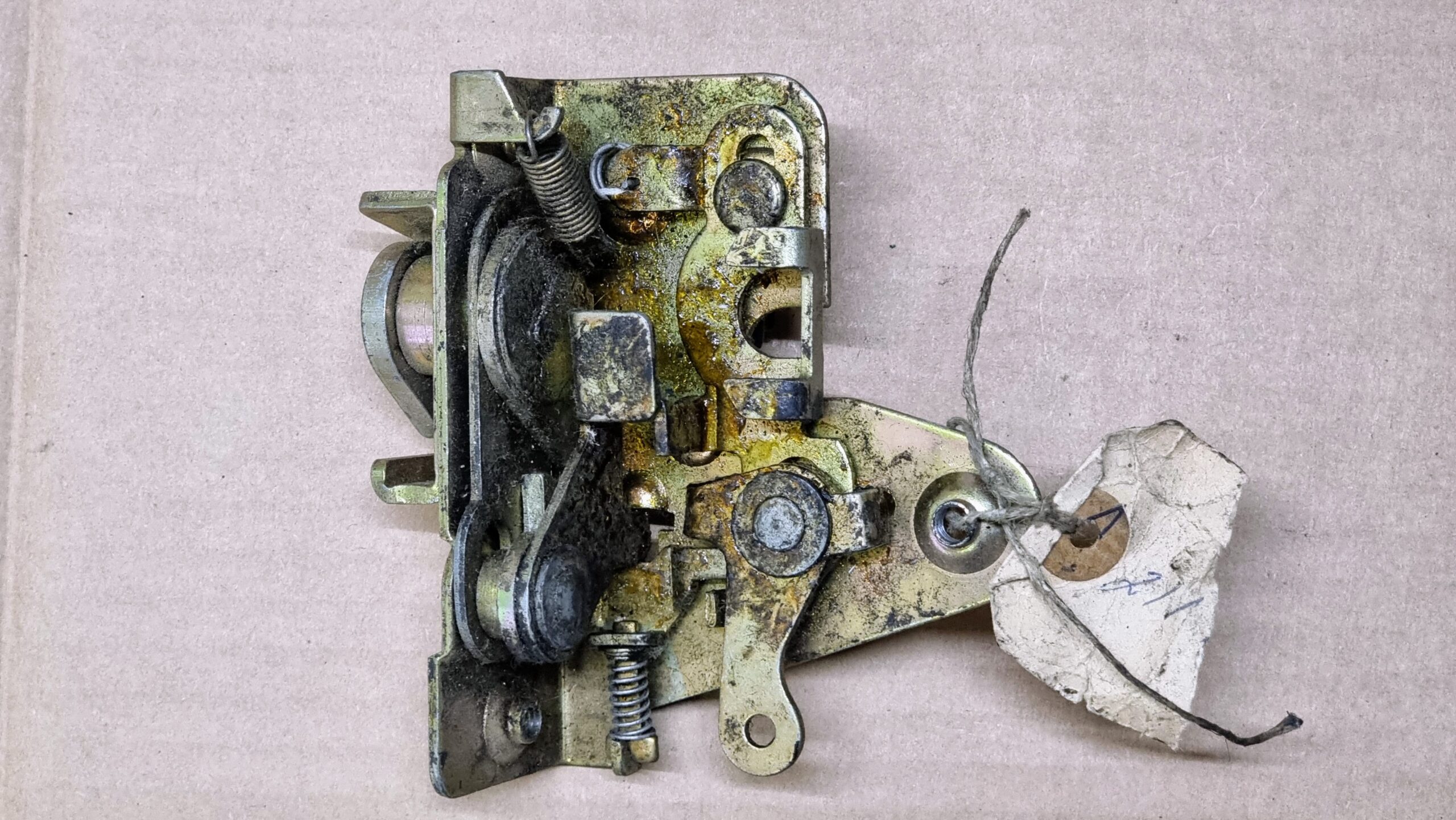 NOS 211837016F Door lock, right