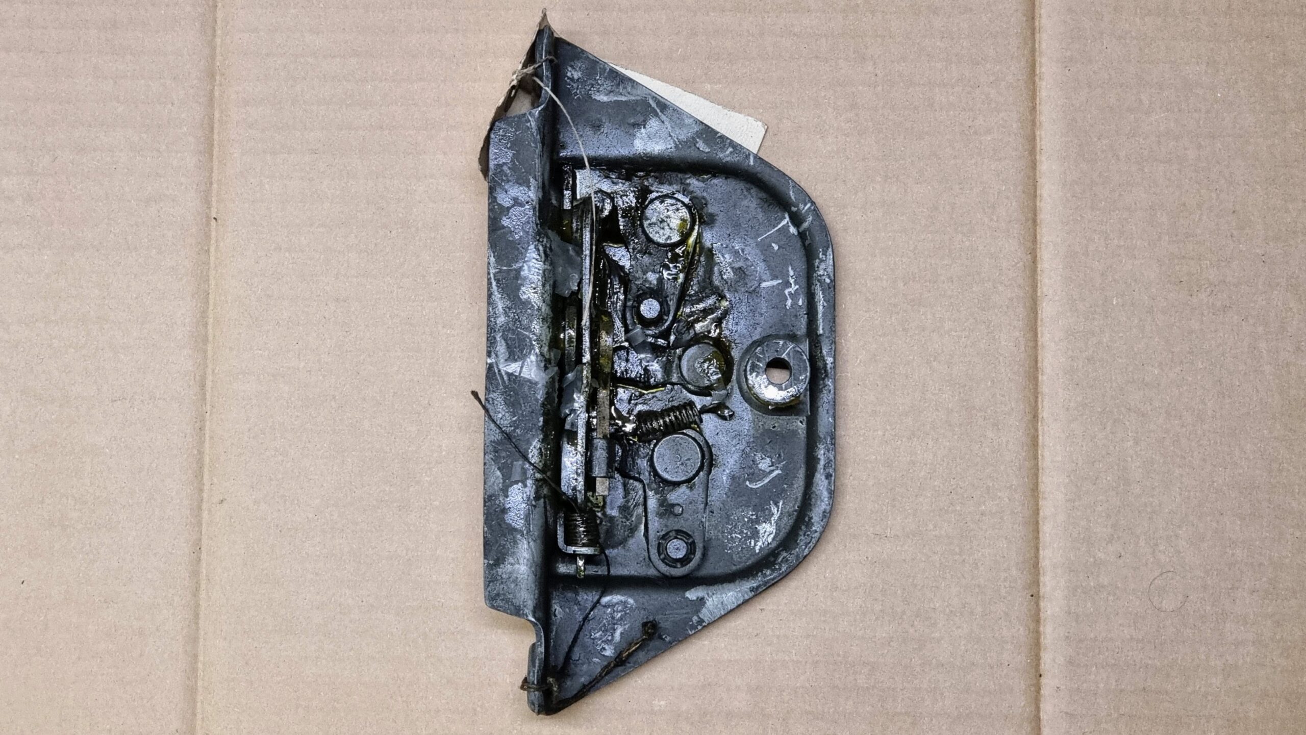 NOS 211843604B Central lock, right