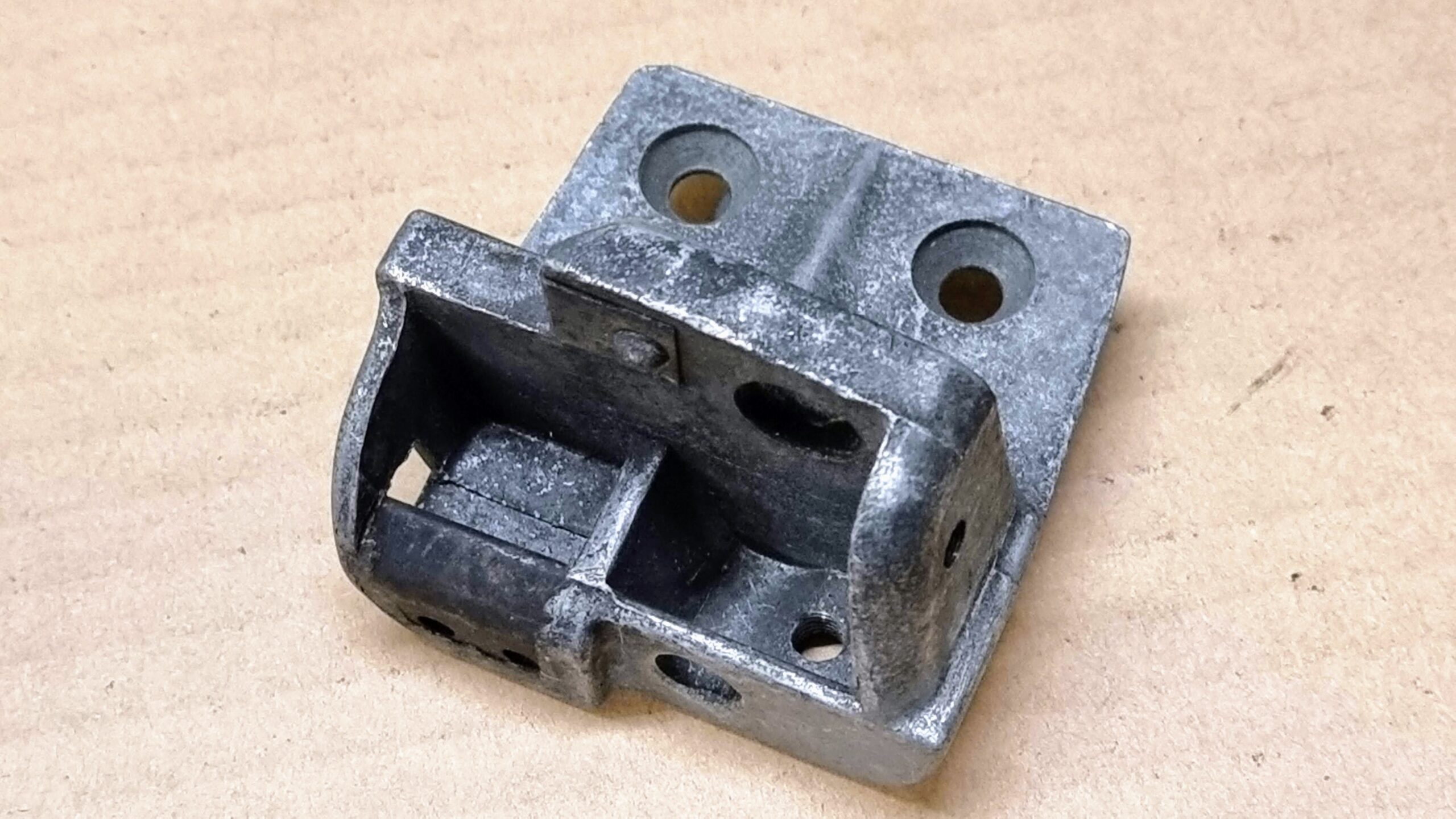 NOS 211843742A Retainer block, sliding door right