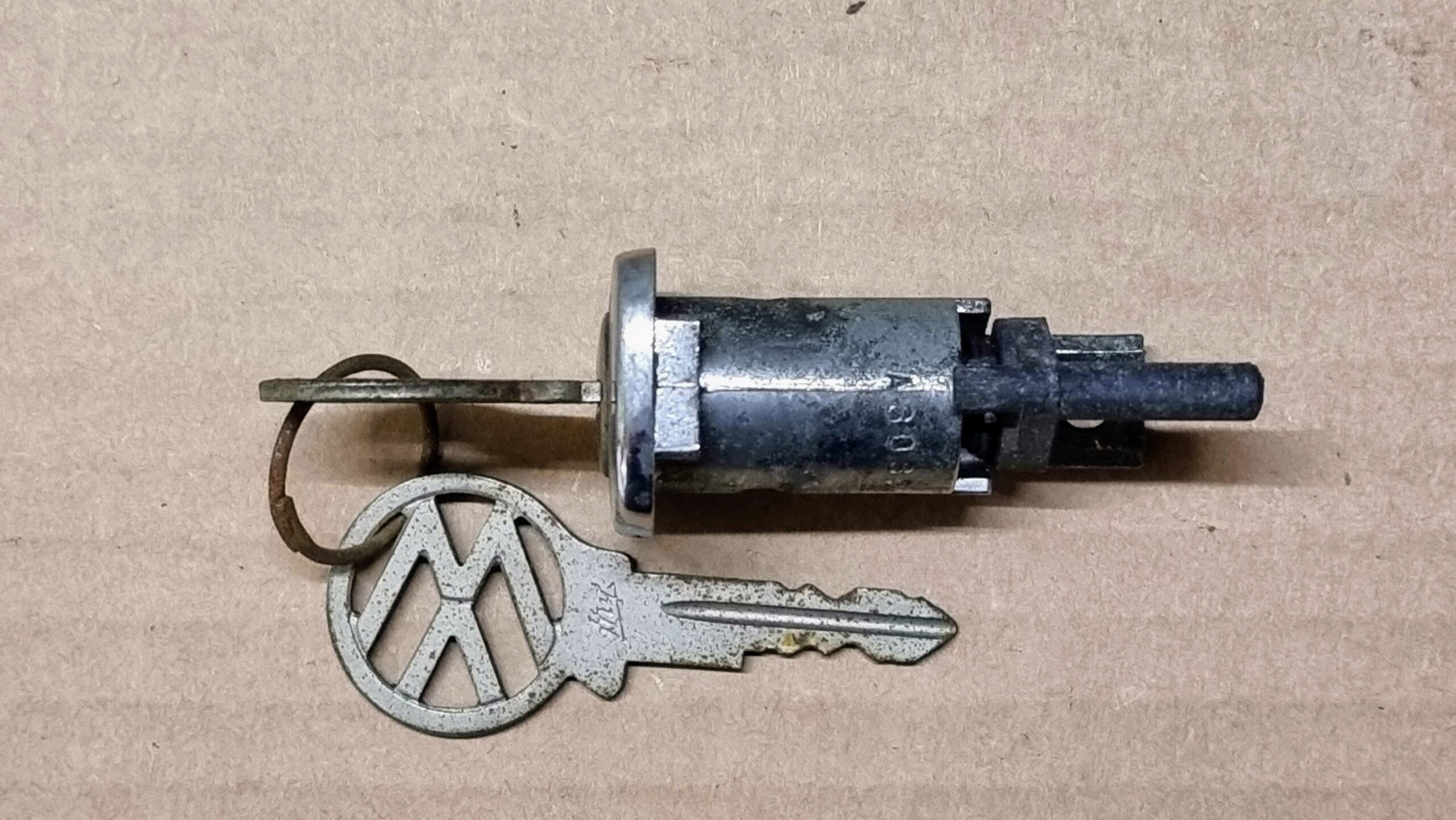 NOS 311837217 Lock cylinder with keys