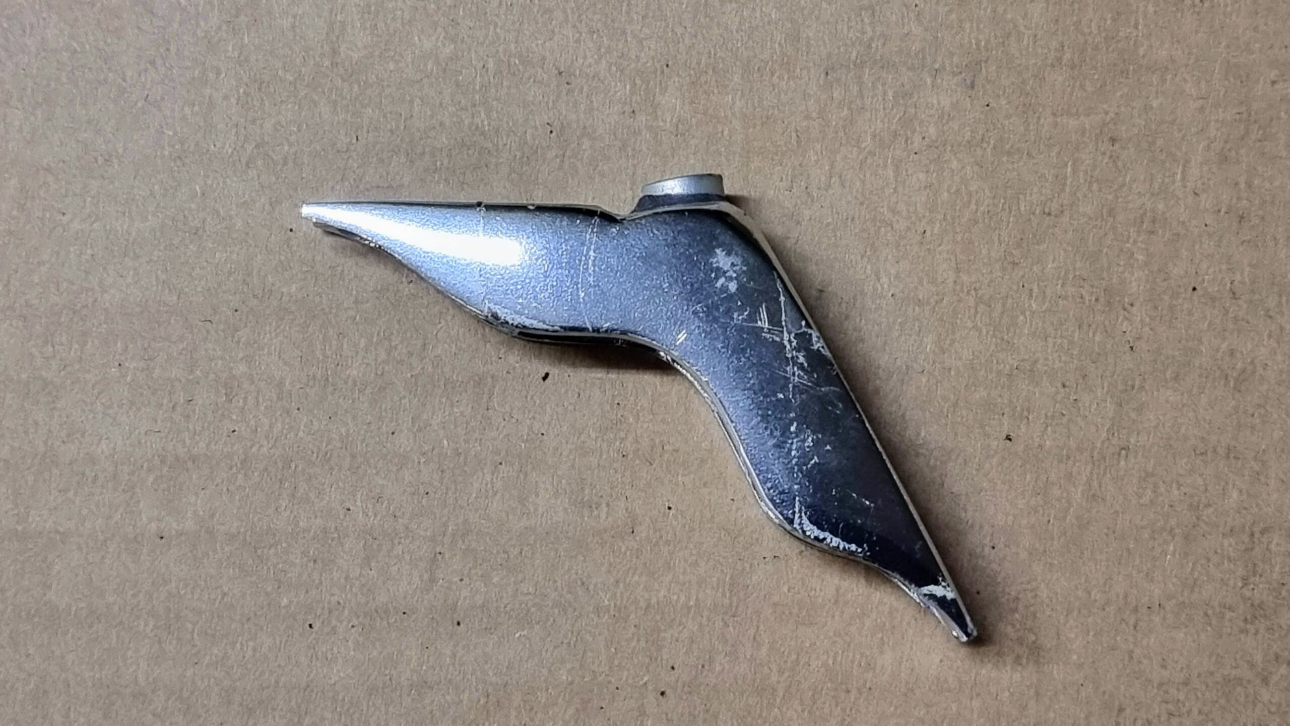 NOS 151837627A Vent wing support, upper left