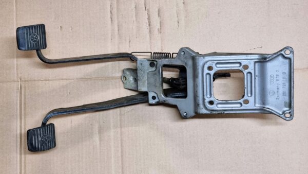 USED 251721111B Brake and clutch pedals cluster
