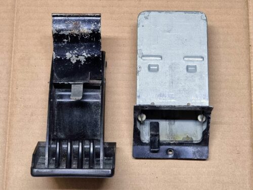 USED 133857329 Ashtray with housing