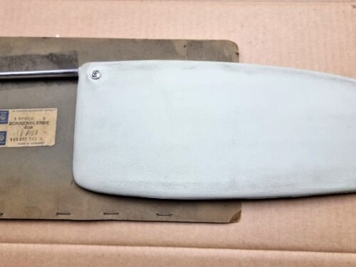 NOS 113857552A 466 Sun visor right