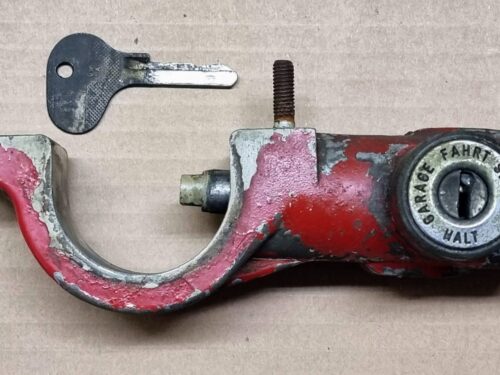 USED 111905851B Steering lock with lock cylinder and key