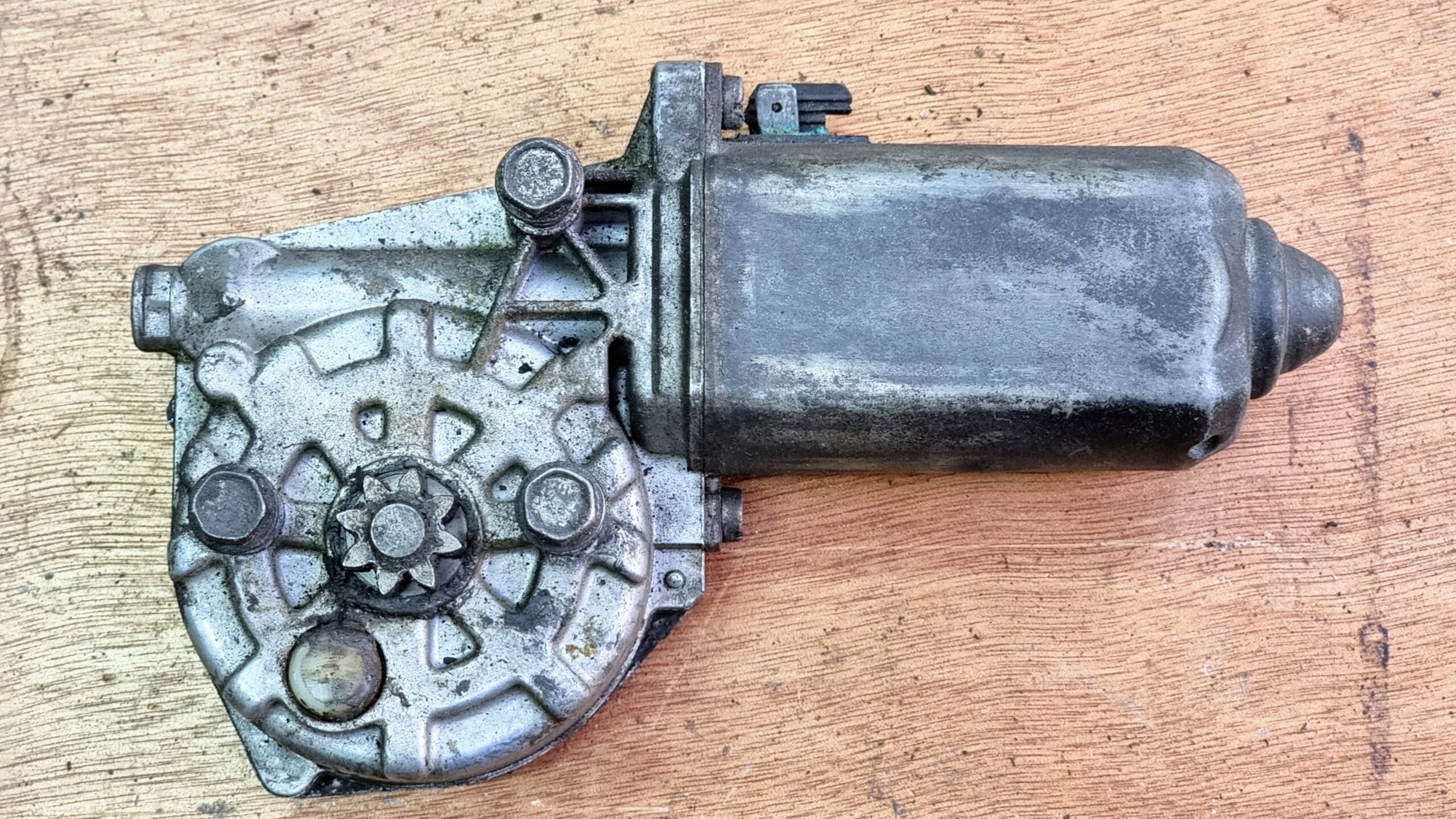 USED 91162401541 Window motor, left