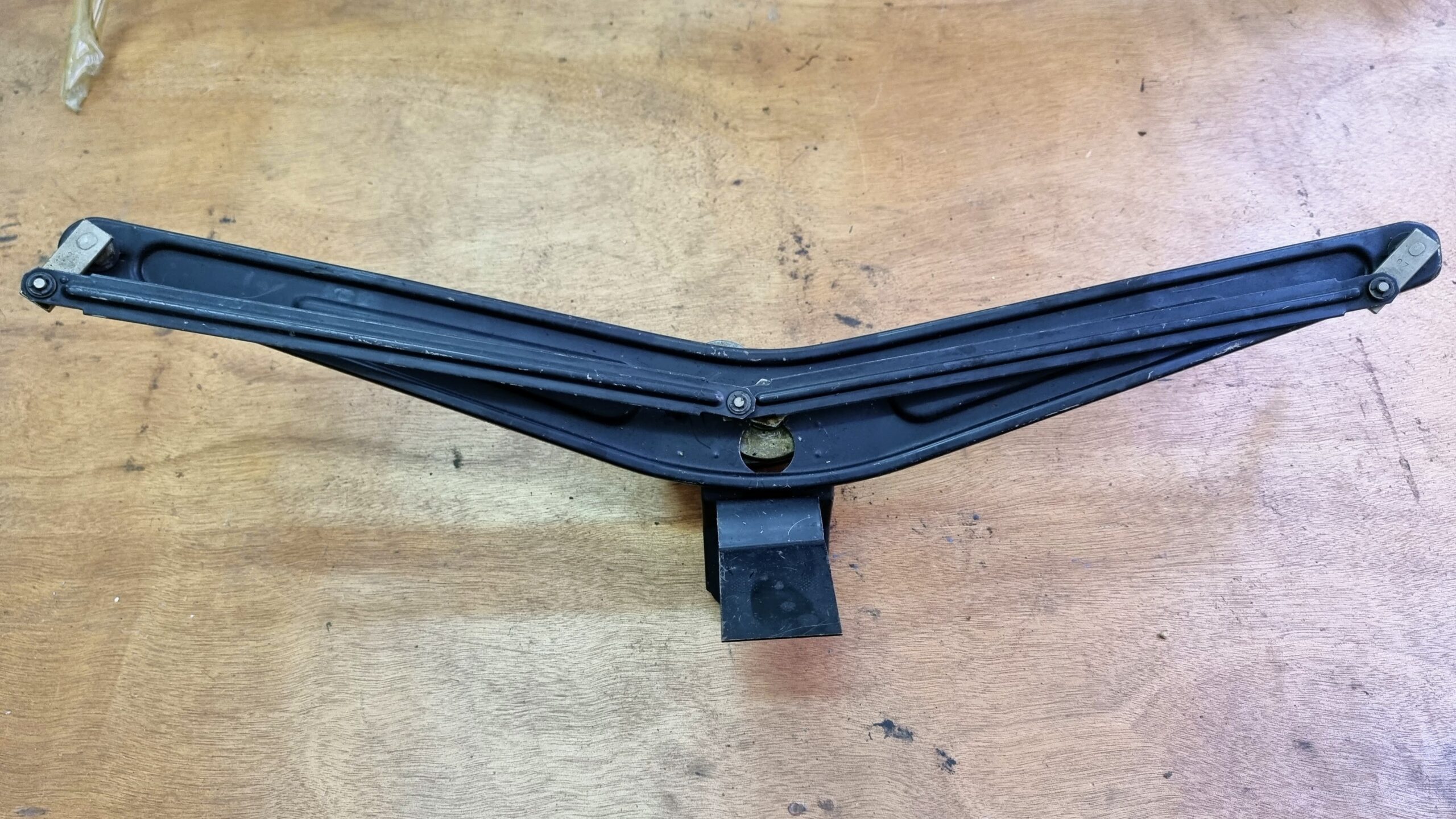 USED 211955021B Wiper assembly 6v