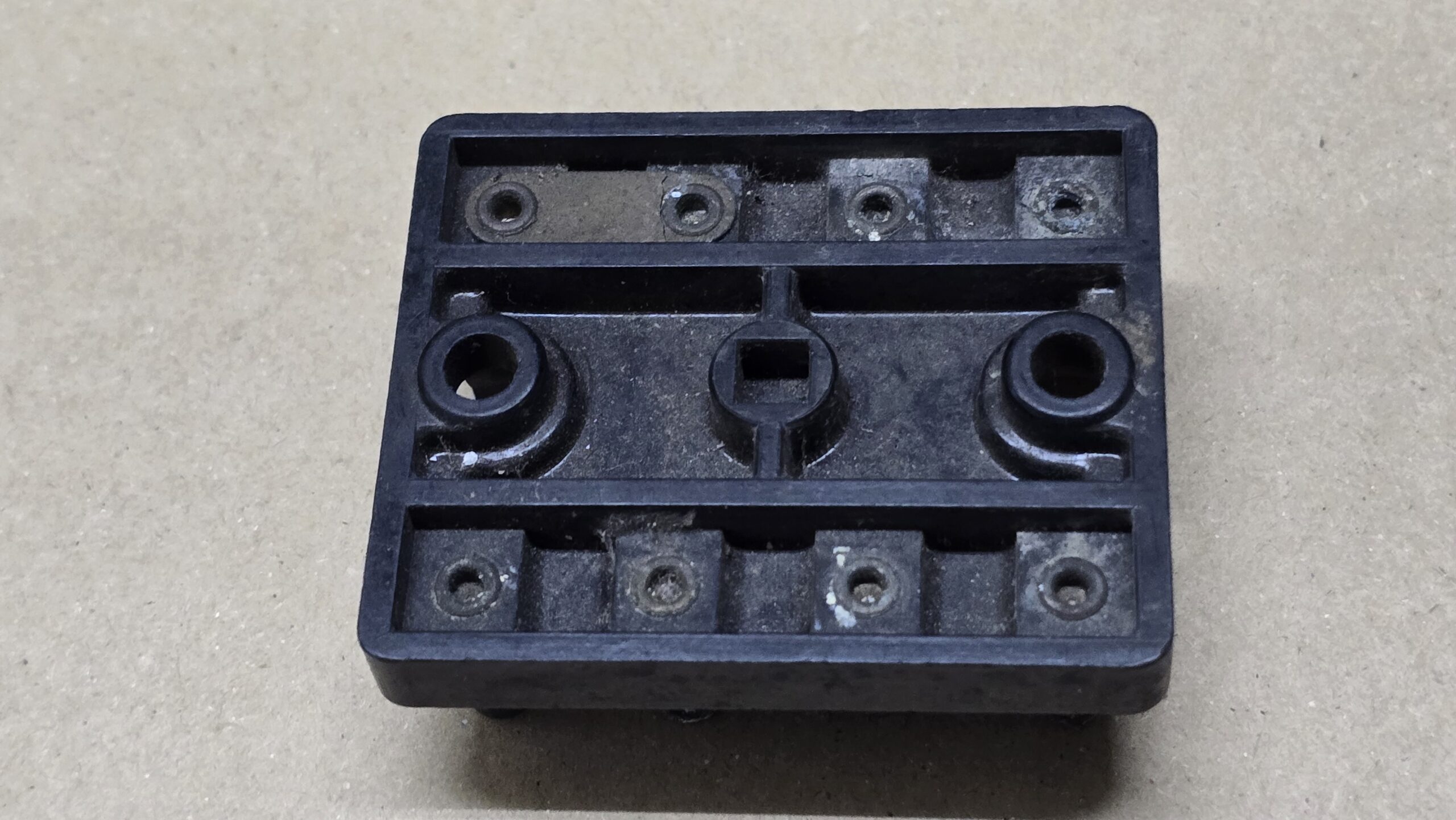 USED 111937205 Fuse box, 4 fuse