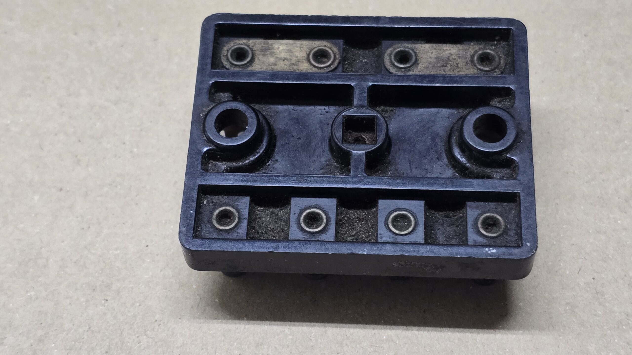 USED 111937207 Fuse box, 4 fuse