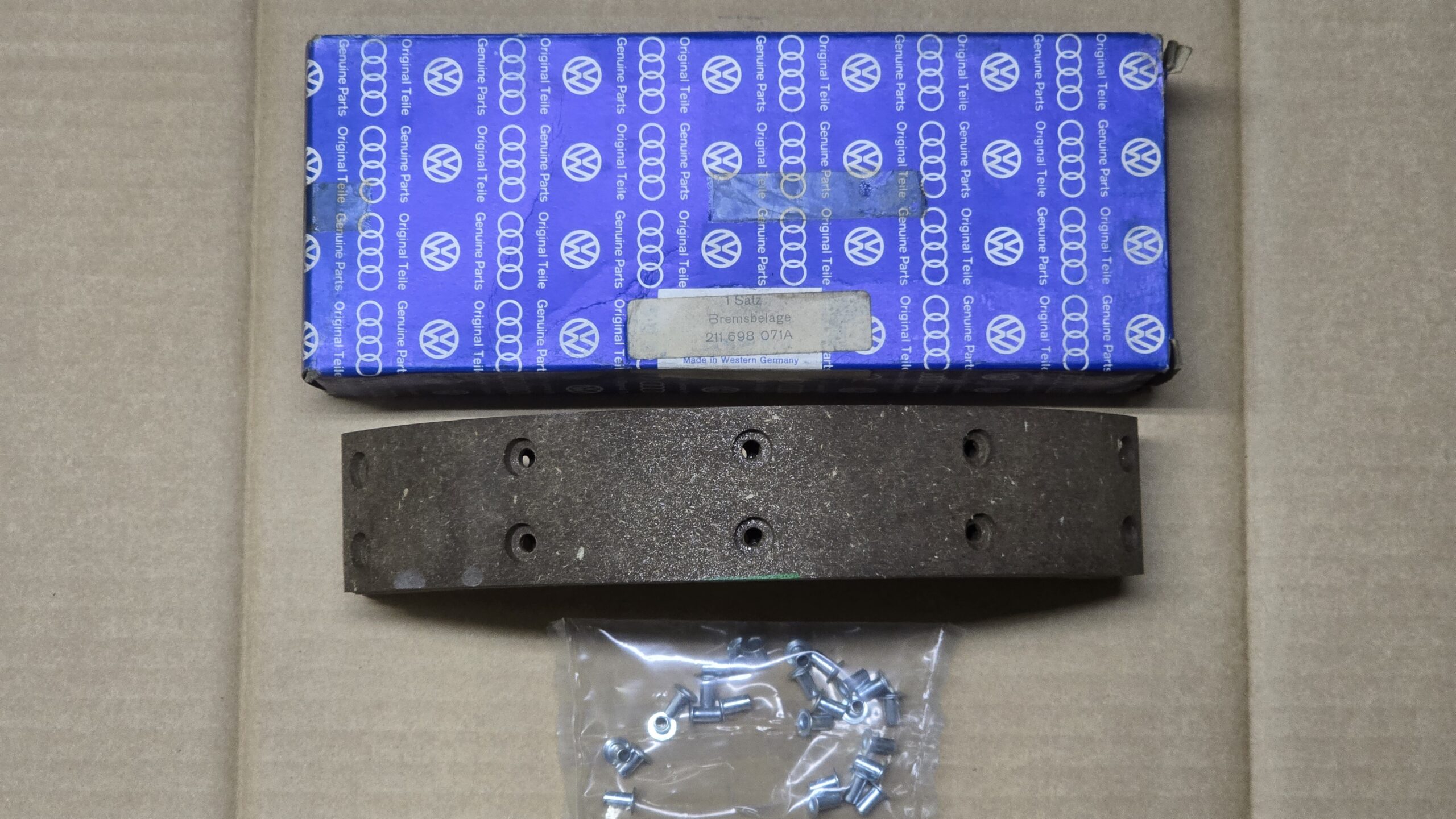NOS 211698071A Set brake linings 40mm, rear