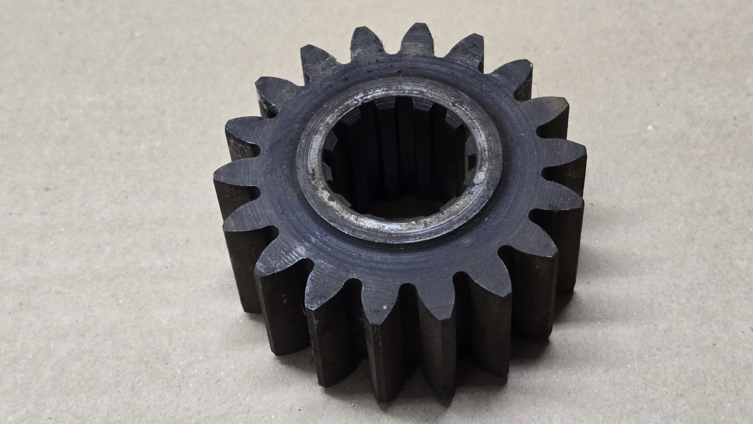 USED 211501261A Gear, rear axle shaft, 18 teeth