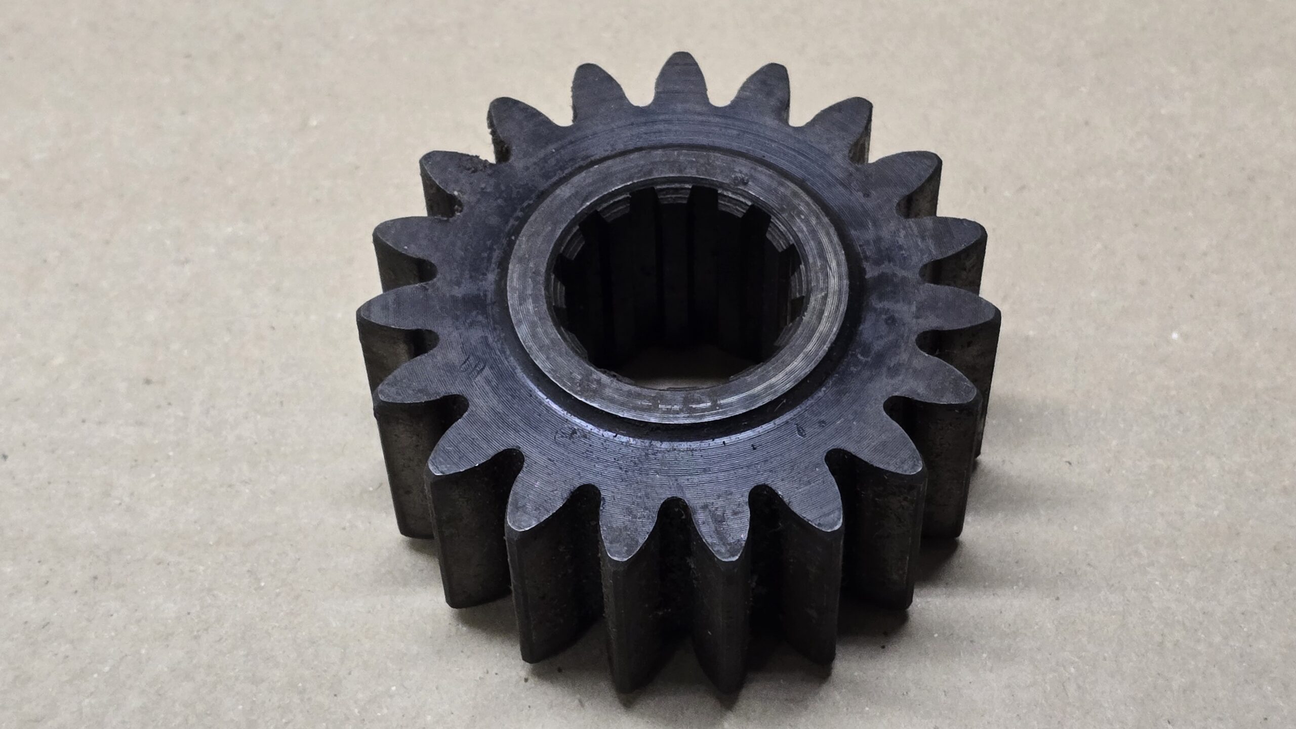 USED 211501261C Gear, rear axle shaft, 19 teeth