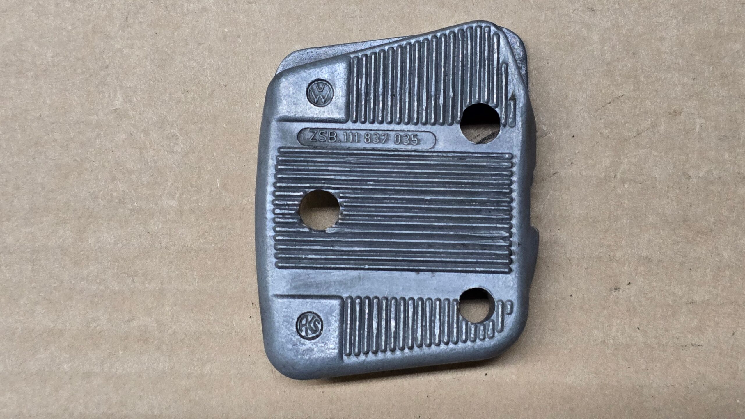 USED 111837035 Striker plate, door lock, left
