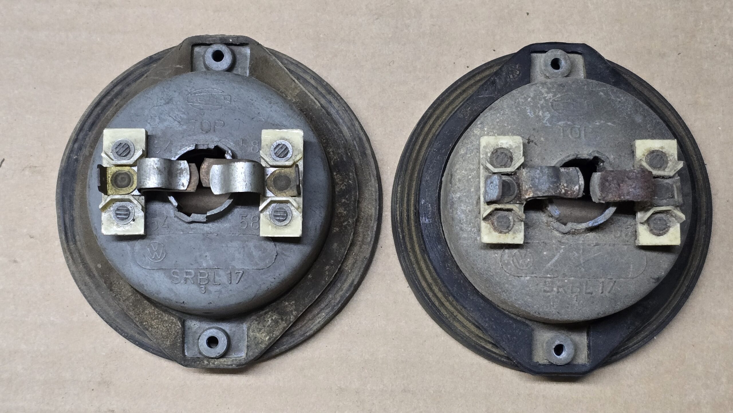 USED 211945237B Bulb holder with dual seal, pair