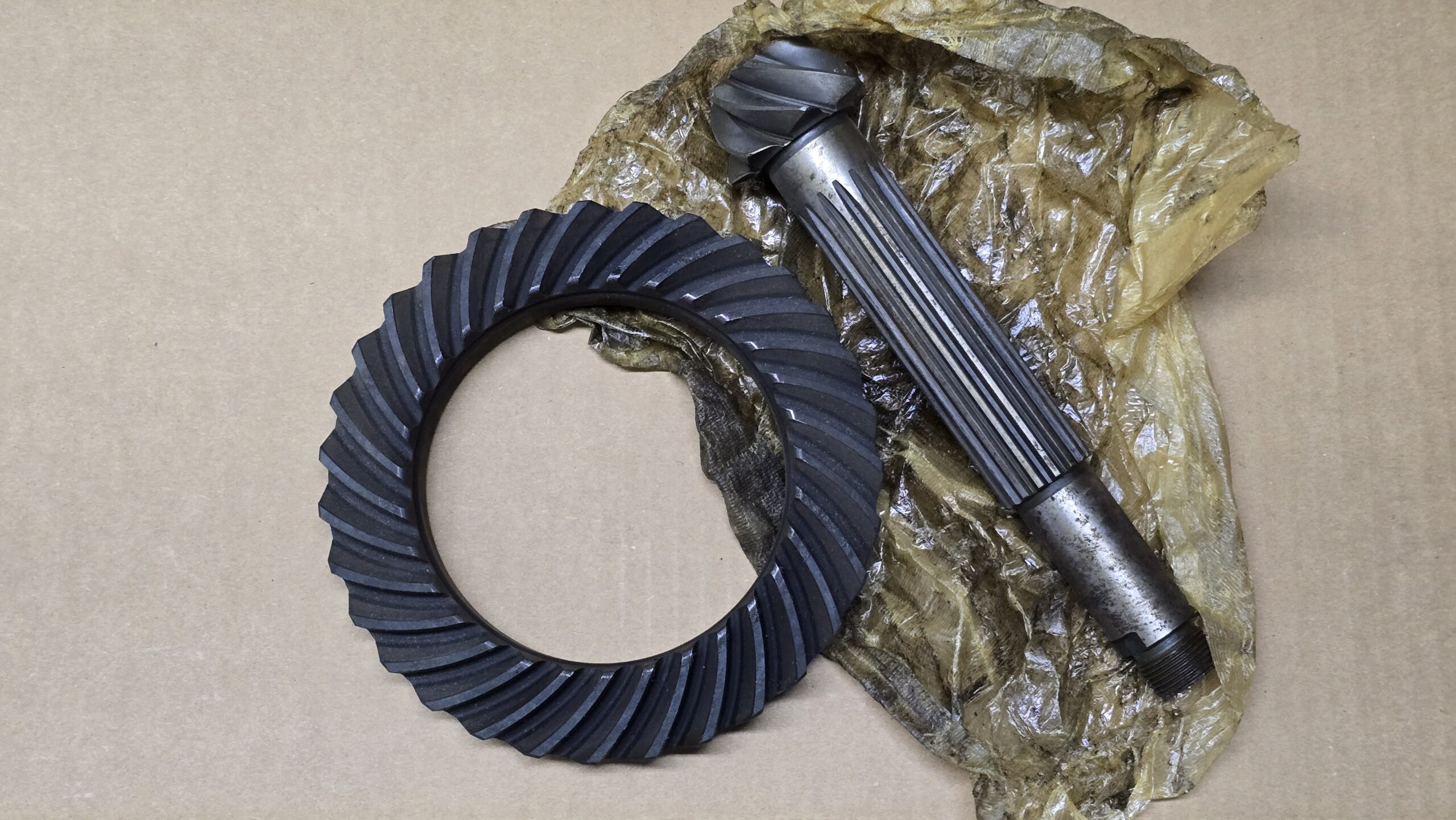 NOS 113517141B Ring gear & drive pinion 7:31