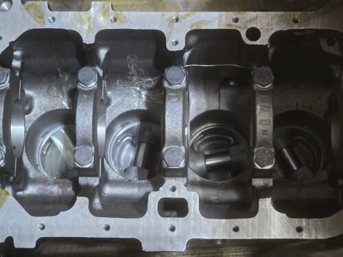 NOS 030103101A Cylinder block with pistons