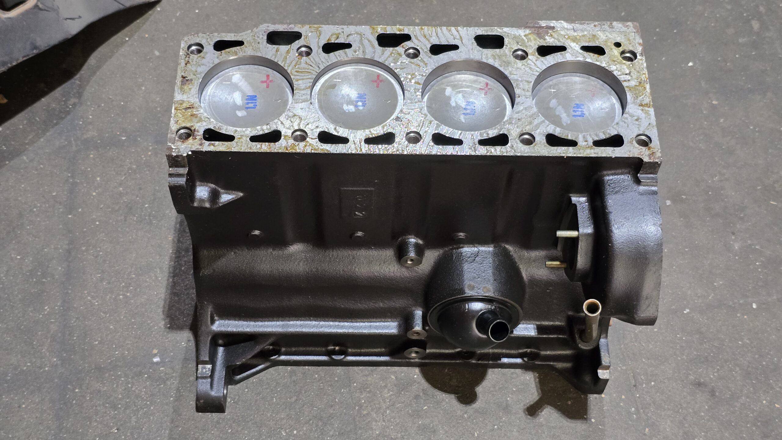 NOS 052103101 Cylinder block with pistons